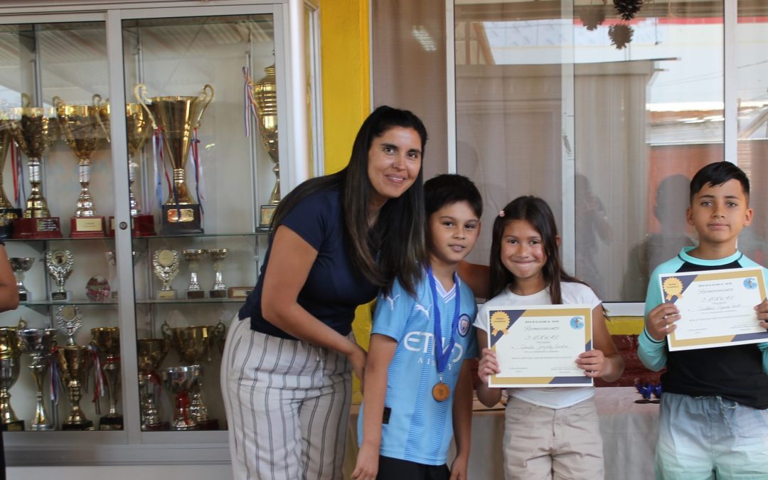 Entrega de Reconocimientos a Estudiantes Destacados | 2025